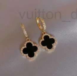 Orecchini a lobo di design Orecchino a quadrifoglio per donna Senior Classico Piccolo vento profumato Nuovo orecchino in oro 18 carati Luce lusso Flash Uomo Earloop KBOP