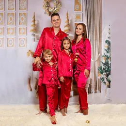 Familjsmatchande kläder Julpyjamas vuxna barn Xmas ser fast färgimitation Satin Silk Topps Pants Sleepwear 231207