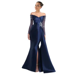 Elegante dunkelmarineblaue Satin-Meerjungfrau-Abendkleider, schulterfrei, lange Ärmel, Kleid für die Brautmutter, seitlich geschlitzt, moderne, formelle Partykleider