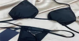 المثلث الصيفي بيكيني مصمم ملابس السباحة مبطنة للسيدات بالنساء على الشاطئ في الهواء الطلق.