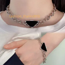 Mode lyxiga kvinnor silver halsband svartvitt med triangel skiva design mångsidig dam designer smycken hänge högkvalitativ koppar charm halsband