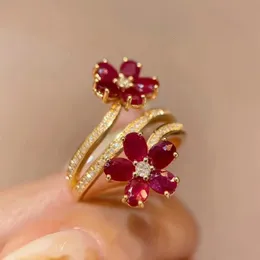 Bröllopsringar Vintage Delicate Floral Ruby Ring Female 925 Stamp Temperament Inlaid Full Of Diamond Opening Ring Party Birthday Present 231208