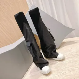 ブーツYi Menglingの膝のブーツ上の同じスタイル