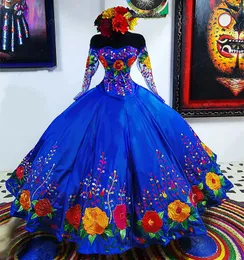 Vintage königsblaue mexikanische Quinceanera-Kleider mit Charro-Blume besticktem Satin, schulterfrei, herzförmiges Ballkleid, luxuriöses Sweet-16-Kleid, Illusion, lange Ärmel