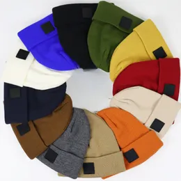 Modedesigner beanie stickad hatt vinter hösttryck logotyp kepsar motorhuven unisex varm solid beanie hatt av hög kvalitet varm varumärke dropshipping hatt för man kvinnor kvinnor