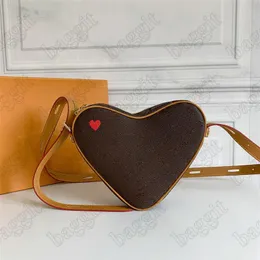 لعبة على Coeur Womens Designer Red Heart Shape Lage Base Coin Counter Cross Body Bock Handbag Pouch Cruise Mini Bags M57456237D