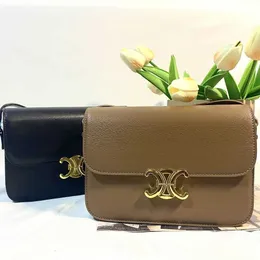 نسخة قانونية Deisgner Celins's Pags Shop 2023 New Triumphal Arch Celebrity Genuine Leather Flip Bag Postman Women Tofu Tof Hight Crossbody لها شعار