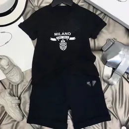 Bebek giysileri tasarımcısı giysi setleri 2022ss çocuk çocuklar kısa kollu t-shirt + baskı şort seti takım elbise x yayoi kusama erkek giyim pamuk tees boyutu siyah beyaz