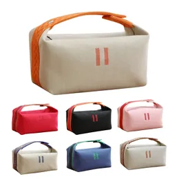 Luxurys Wash Pouch Make Up Cosmetic Designer väskor Kvinnor Mens Orange toalettartikel Nylon Canvas Organiser Stock Storage Bag Makeup Tote Handväska Lunch Res Koppling Bag