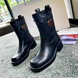 Stivaletti da donna di design Stivali laureati Medaglia d'amore Martin Boot Inverno Vera pelle Scarpe con tacco alto grosso Stivaletti di lusso nel deserto 03