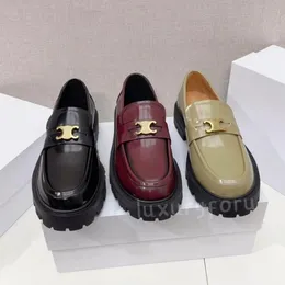 Klädskor ny säsong metall triomphe loafers polerade kohud vintage stil klassiska loafers bekväma skor kvinnors designer skor