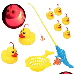 Brinquedos de banho 9 pcs / conjunto de indução pato jogo de pesca bebê para crianças spray água com luz natação ao ar livre 221118 gota entrega maternidade s dh9nm
