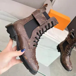 Tasarımcı Kadın ayak bileği botları Laureate Boots Madalya Madalyası Martin Boot Kış Orijin Deri Kaba Yüksek Topuk Ayakkabı Lüks Çöl Tıknaz Giden 08