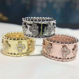 Lüks Tasarımcı Ring Women039s Takı Cazibesi Bilezik Dört Yaprak Çim Bileklik Zarif Moda Çelik Titanyum Men039S 18K RO7460495