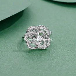 Chan Camellia Flower Ring Band Nowy w luksusowych kolczykach biżuterii dla damskiej wisiew