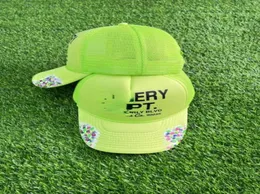 Fluorescencyjne zielone czapki kulkowe swobodne litery zakrzywione brzeg baseballowy litery mody Graffiti Hat1114442