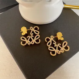 Luxury Lowe Märke bokstäver designer örhängen kvinnor flicka 18k guld studs elegant charm retro vintage brincos arcterxy diamant ihåliga örhängen örhänge öronringar smycken