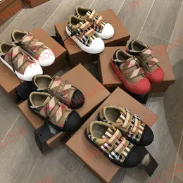 Novo conjunto de sapatos infantis xadrez para meninos e meninas, adornados com luxuosas bordas de couro de bezerro e adesivos do diabo, projetados para que os amigos possam calçar e tirar facilmente