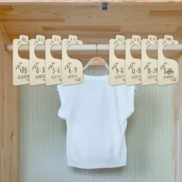 Divisórias de madeira para armário de bebê para organizadores de roupas infantis de recém-nascidos a 24 meses Adorável etiqueta pendurada para recém-nascidos Boho Berçário Conjunto de 8