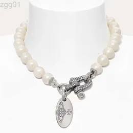 Designerin Viviene Westwoods neue Viviennewestwood Western Empress Dowager, modische und personalisierte Saturn-Perlen-Glückshufeisen-Schnalle mit Diamant-Halskette