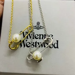 Дизайнер Вивьен Вествудс Новая Viviennewestwood Вдовствующая императрица вестерна носит ожерелье с жемчугом Сатурна Маленькие люди Simple P