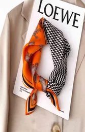 2020 Reale 100 Sciarpa Di Seta Per La Femmina Piazza Collo di Gatto Fascia Foulard Sciarpe Hijab Donne Scialli E Impacchi Bandana Stola 5353 centimetri3468672