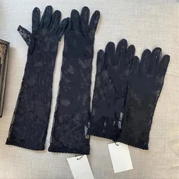 2021 NIEUWE Zwarte Tule Handschoenen Voor Vrouwen Designer Dames Letters Print Geborduurd Kant Rijden Wanten Ins Mode Dunne Party 2 Size247y