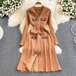 Grundläggande avslappnade klänningar Nytt mode Autumn Winter Long Sleeved V Neck Sticke Dress Women Single Breasted Contrast Color Striped Sweater Midi Vestidos 2024