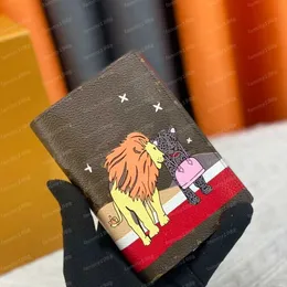 10A Men Designer Passport Wallet Women Luxury Travel Travel Parse عالية الجودة Passcard Pocket Parisian Style Lion Tower Passport Hot Hot Stamp Wallets M64502