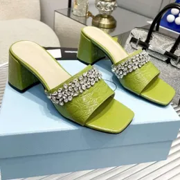 Üst Terlik ve Akrep Ayakkabıları Bayanlar Kristal Taş Yüksek Topuklu Kadın Ayakkabı Marka Blok Kayan Toe Toe Lüks Tasarımcıları Düz ​​5cm Yüksek Heel 75C ile Düz