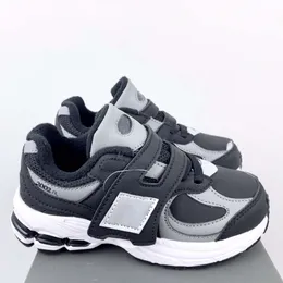 Çocuklar 2023 2002R Tasarımcı Toddlers Erkek Kızlar Koşuyor Çocuklar Otantik Spor ayakkabıları bebek eğitmenleri açık çocuk ayakkabıları