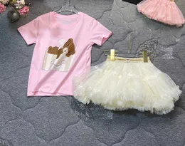 Neue Baby-Trainingsanzüge, Sommer-Kinder-Designerkleidung, Größe 90–140, Cartoon-Druck, kurzärmeliges Mädchen-T-Shirt und Spitzenrock, 5. Dezember