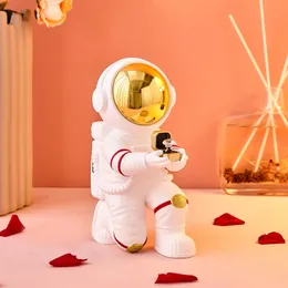 Dekorativa figurinesResin Space Man Statue Romantic Astronaut figur Kreativ hantverk härliga hemmakontor Dekorationer Bröllopspresent Desktop Ornament 231207