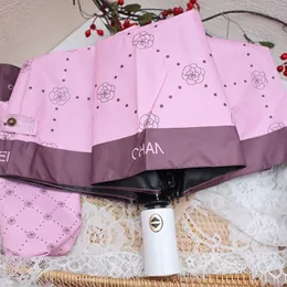 Designer-Regenschirm mit rosa Blumen, Buchstaben-Logo-Regenschirm, schwarzer Kleber, Sonnenschutz- und Sonnenschirm-Regenschirm, vollautomatisches Öffnen und Schließen, Sonnen- und Regenschirm mit doppeltem Verwendungszweck