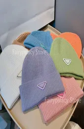 Whole Winter Men039s and Women039s Pure Color Knitted Hat Warm Pompoms Colored cap Lined with Woolen Hats Solid Outd7335463