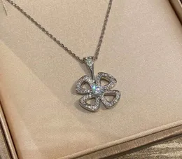 2021 Collana con ciondolo fiore di qualità lussuosa con design cavo e diamanti per orecchini da donna con bracciale regalo gioielli da sposa eng8085870