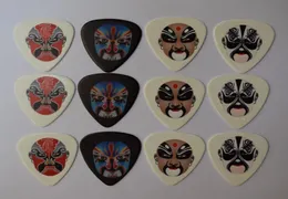 12PCS 071mm Nowy popularny Pekin Maski operowe Rock Band Musical Plectrums Guitar Picks2032113