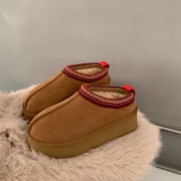 Scarpe da casa Stivali da neve piccoli in pelle di vacchetta con suola spessa Nuovo peluche invernale da donna e cotone spesso