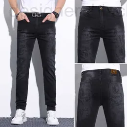 Jeans para hombres Jeans de diseñador Impreso europeo para hombres 2023 Verano Nueva tendencia de moda Slim Fit Pequeño Pierna recta Casual Denim Pantalones largos 662S