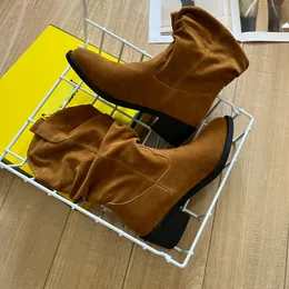 Medias botas de diseñador para mujer Botas cortas de cuero de gamuza IM Colores marrón y negro Disponibles Tacones medios