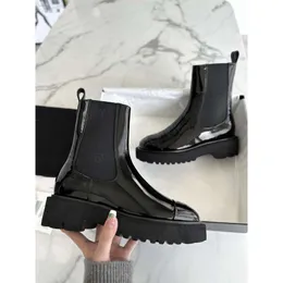 مصمم براءة اختراع سوداء منصة الجلود الجوارب تشيلسي بوتس أزياء السيدات الخروج من منتصف الأعلى أحذية لامعة سميكة متزايدة الجودة عالية الأحذية الفاخرة US5.5-8.0