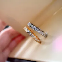 Anello a fascia punk di qualità lussuosa con forma a rombo e diamanti scintillanti in oro rosa 18 carati e anello in platino per donna matrimonio jewe2940