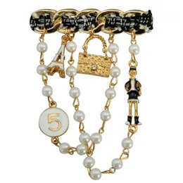 Föremål eleganta lady pärlkedjor broscher stift halsduk spänne krage smycken kläddekorationer topp hela261i
