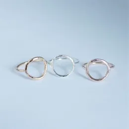 Einfache gebürstete silberne Farbe Karma-Kreis-Ringe für Frauen trendige runde Party-Hochzeitsband-Schmuck langlebige Ringe Bijoux R027285d