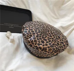 Berets vintage leopardprint chapéus de couro plana pintor para mulheres elegante na moda designer style14518437