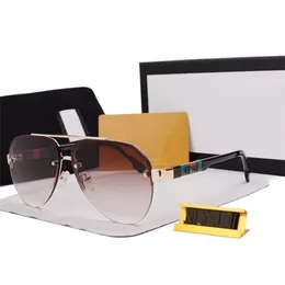 Klassikmärke Designer Giant Frame Ultrallight Solglasögon för män och kvinnor Fashionabla grodglasögon utomhus körglasögon som skyddar mot starkt ljus