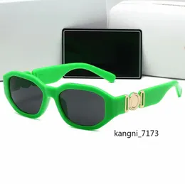新しい豪華なサングラス偏光レンズデザイナーレディースメン4361スクエアグラスフレームレトロサングラス