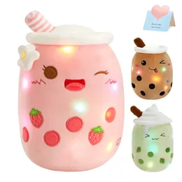 Poupées en peluche 2638 cm LED lumière lait thé poupée jouet vert rose doux mignon coussins fraise animaux en peluche pour les filles cadeau d'anniversaire 231211