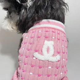 Дизайнерская одежда для собак Бренды Одежда для собак Свитер для собак Классический буквенный узор Эластичный комфортный хлопок Толстовка для домашних животных Жилет для маленьких собачек Розовый CSG2312115-6.5