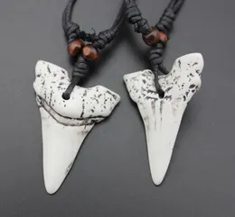 S 20st Imitation Yak Bone Carving Shark Tooth Charm Pendant Wood Pärlor Halsband Amulet Present Travel Souvenir3848266